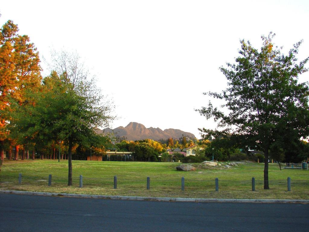 Apartamento Eikepark Self Catering Stellenbosch Exterior foto
